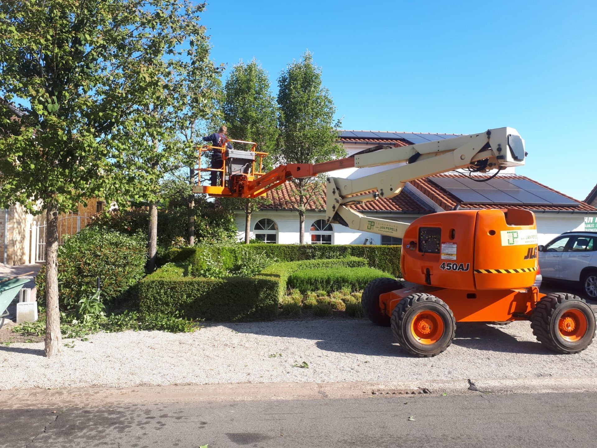 Onze professionals verhakselen het snoeihout en voeren dit af indien gewenst